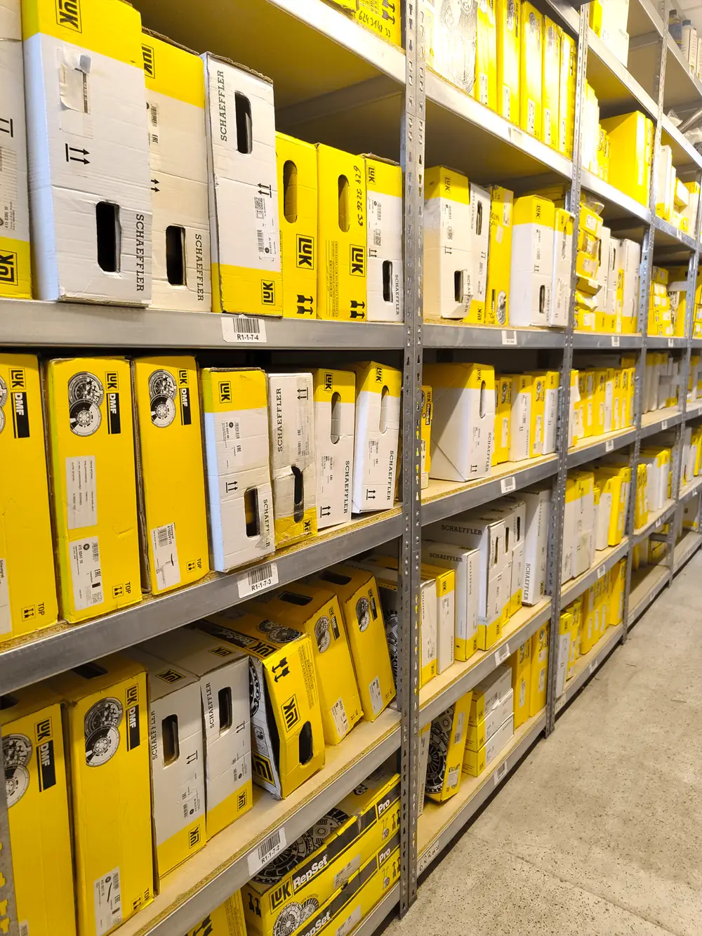 Regalreihe im Laden von Flex-Autoteile in Spremberg